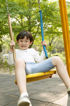 小男孩荡秋千图片