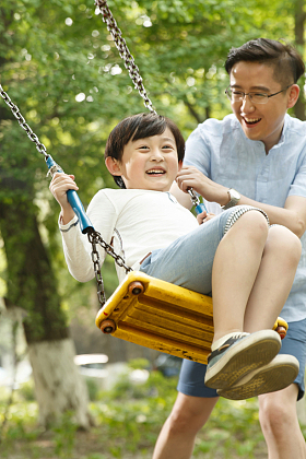快乐父子荡秋千图片