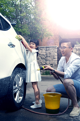 快乐父女擦洗汽车图片