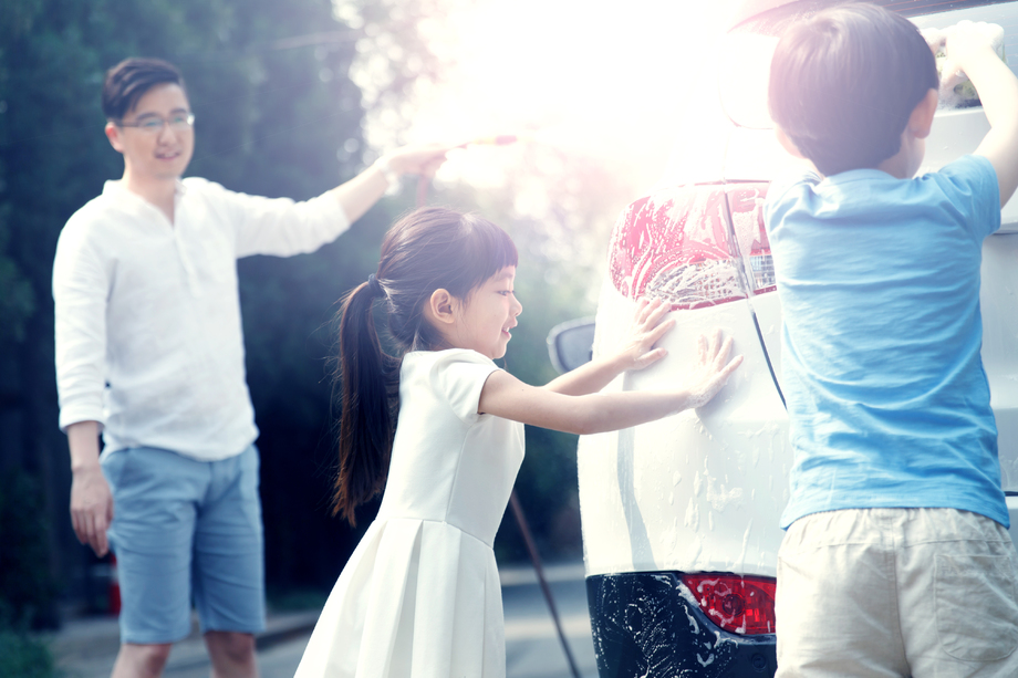 快乐家庭擦洗汽车图片