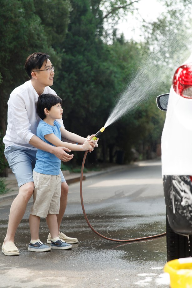 快乐父子擦洗汽车图片 快乐父子擦洗汽车图片