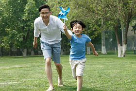 快乐父子在草地上玩耍