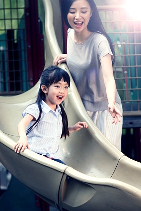 小女孩滑滑梯图片