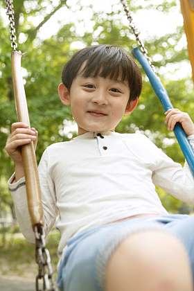 小男孩荡秋千图片