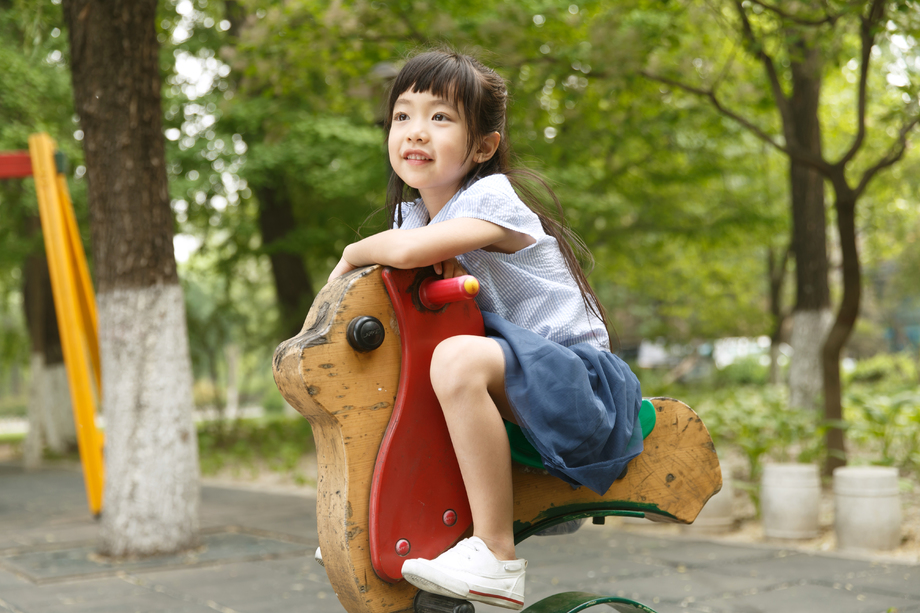 小女孩骑木马 小女孩骑木马
