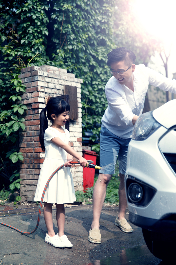 快乐父女擦洗汽车图片