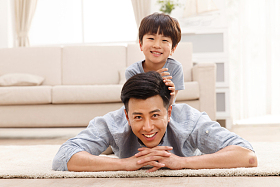 快乐的父子在客厅玩耍图片