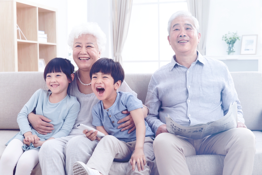 幸福家庭在客厅看电视 幸福家庭在客厅看电视