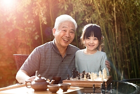 祖父和孙女在庭院里照片