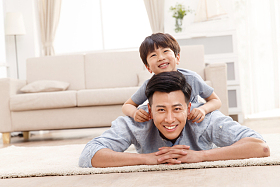 快乐的父子在客厅玩耍