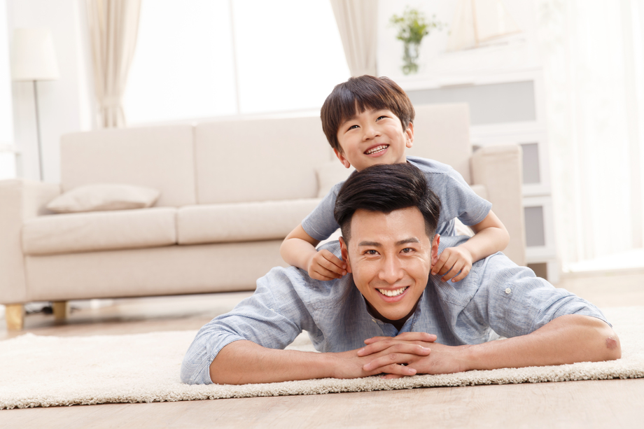 快乐的父子在客厅玩耍 快乐的父子在客厅玩耍