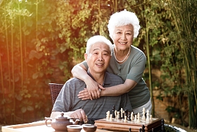 老年夫妇在院子里下棋图片