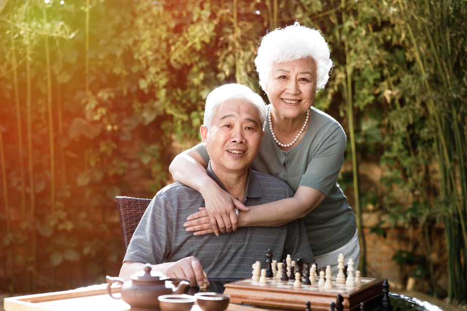 老年夫妇在院子里下棋图片