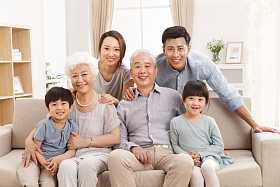 幸福家庭合影照片