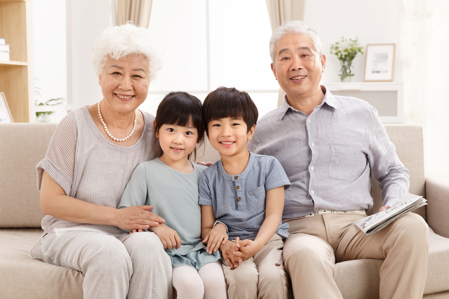 幸福家庭在客厅合影图片