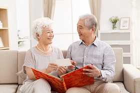 老年夫妇在看照片照片