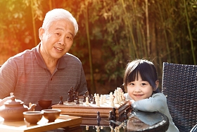 祖父和孙女在庭院