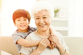 可爱的小男孩和祖母在客厅图片