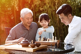 祖孙三代在庭院里下棋图片