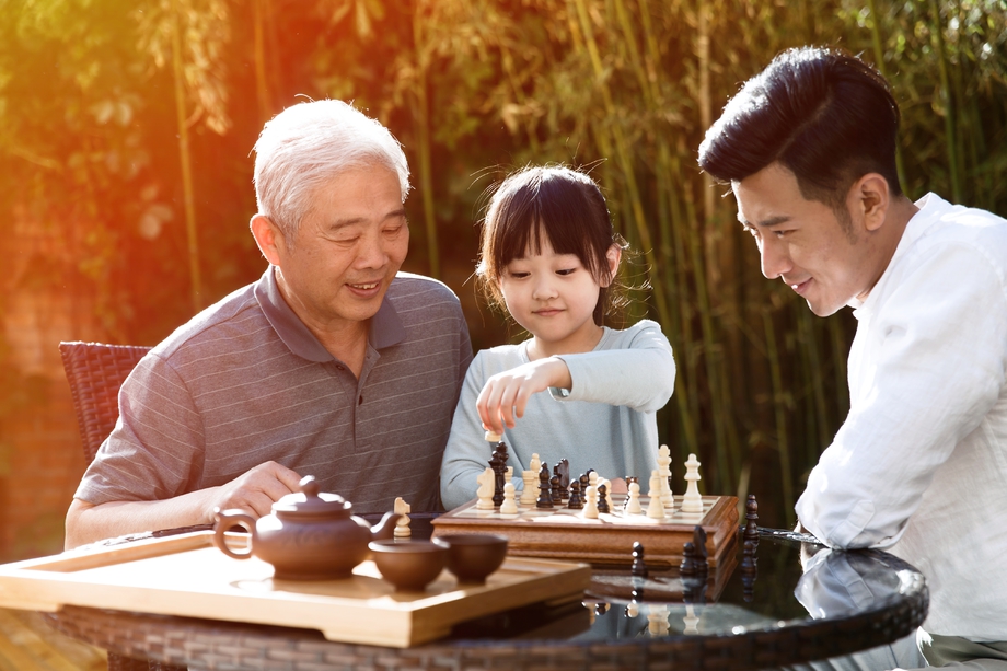 祖孙三代在庭院里下棋图片