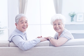 幸福的老年夫妇在客厅