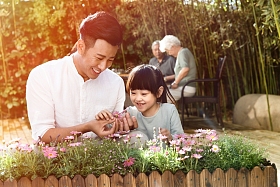 幸福家庭在庭院里图片