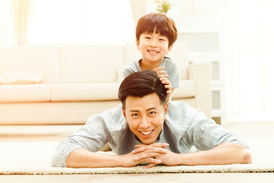 快乐的父子在客厅玩耍图片 快乐的父子在客厅玩耍图片