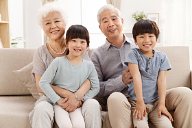幸福家庭在客厅合影图片
