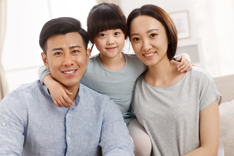幸福的一家三口合影照片