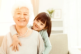 可爱的小女孩和祖母在客厅图片