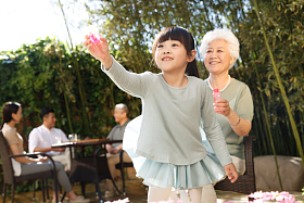 幸福家庭在庭院