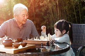 祖父和孙女在庭院