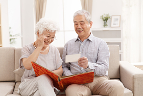 老年夫妇在看照片图片