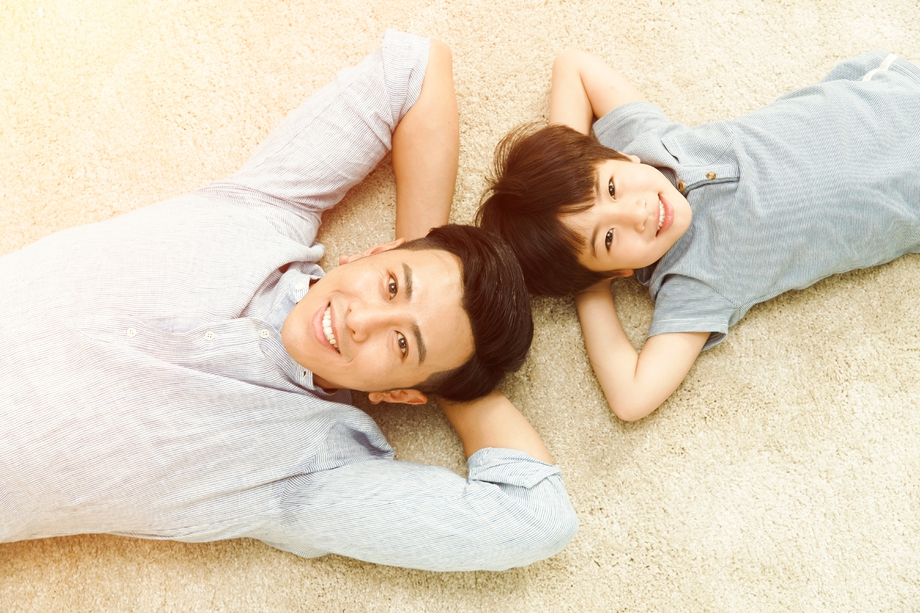 快乐的父子躺着地上 快乐的父子躺着地上