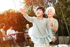 幸福家庭在庭院