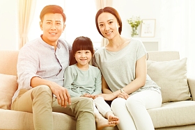 幸福的一家三口坐在客厅