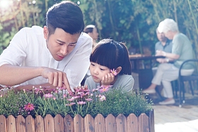 幸福家庭在庭院