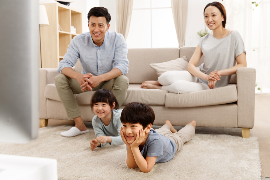 幸福家庭在客厅看电视 幸福家庭在客厅看电视