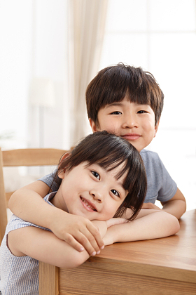 男孩和女孩在客厅