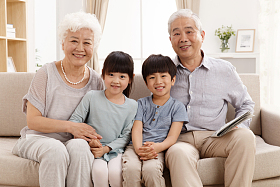 幸福家庭在客厅合影照片