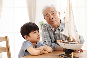 祖父和孙子在客厅玩耍图片