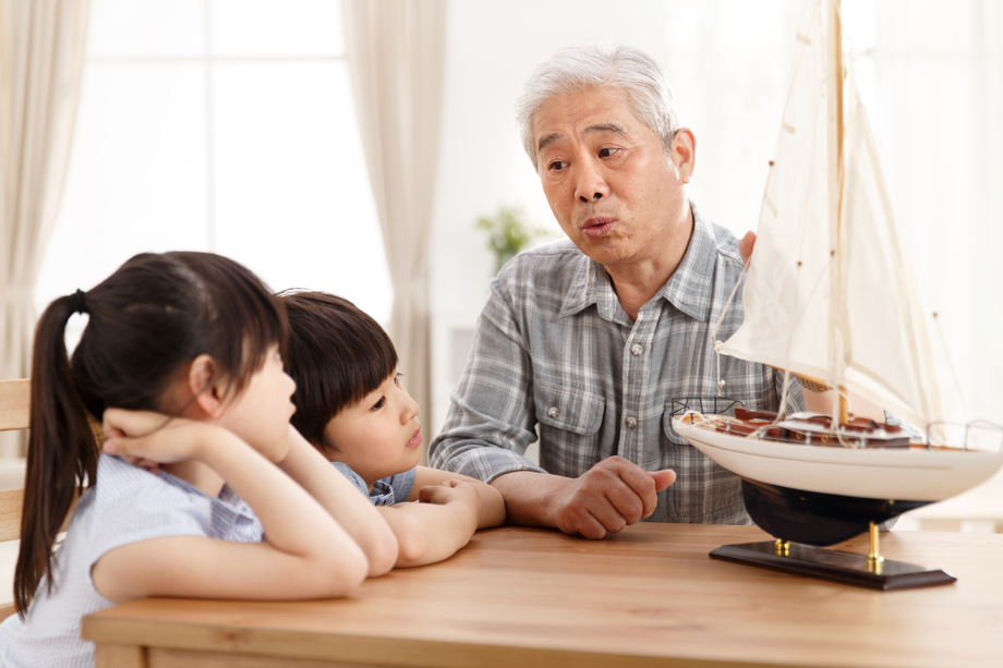 祖父陪孙辈在客厅玩耍 祖父陪孙辈在客厅玩耍
