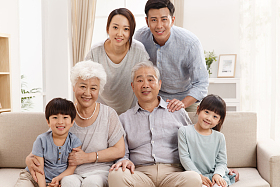 幸福家庭合影照片