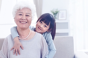 可爱的小女孩和祖母在客厅图片