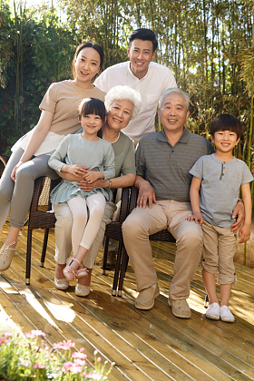 快乐家庭在户外玩耍