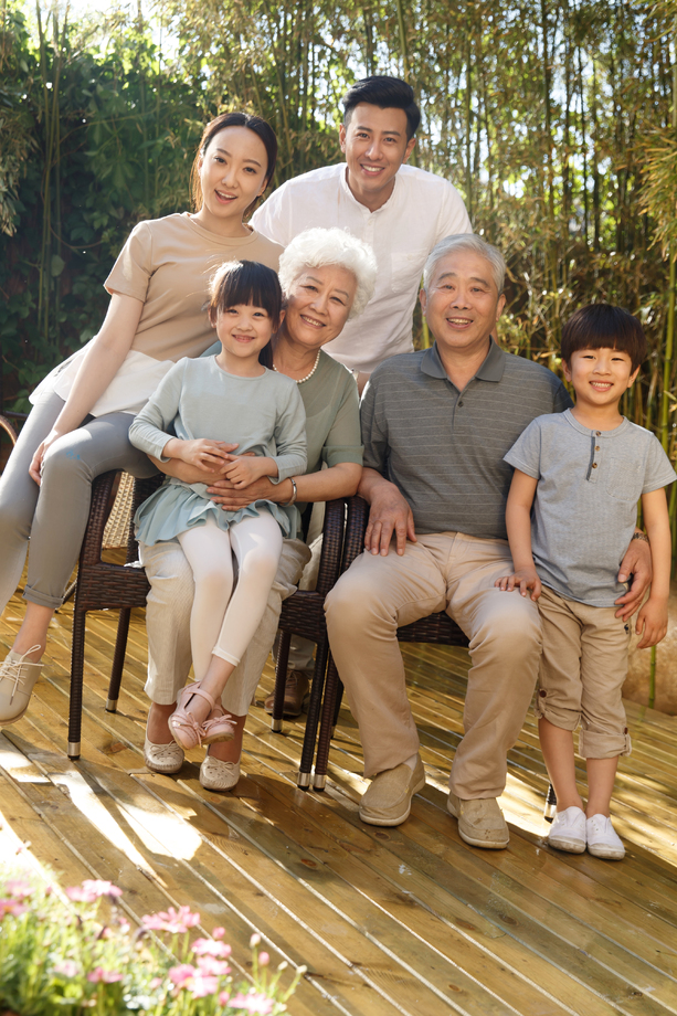 快乐家庭在户外玩耍 快乐家庭在户外玩耍