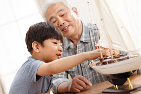 祖父和孙子在客厅玩耍