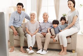 幸福家庭在客厅看电视