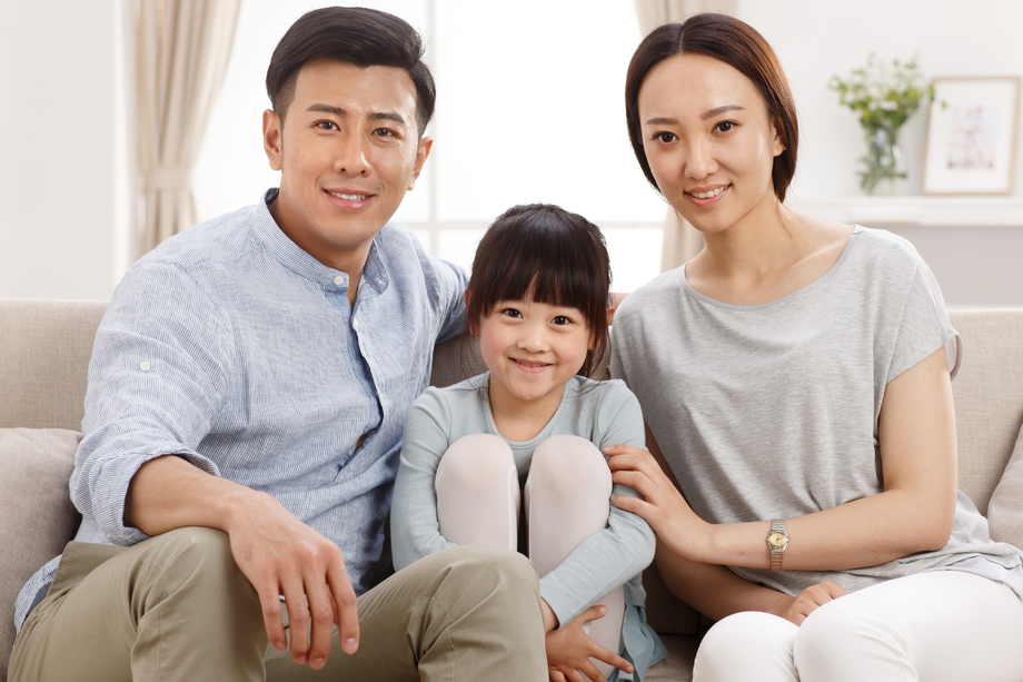 幸福的一家三口坐在客厅