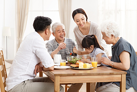 幸福家庭吃早餐